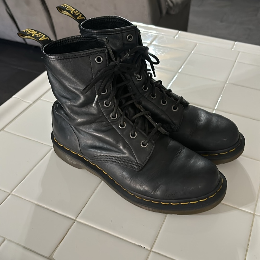 Dr Martens smooth 11821 leather boots black great condition